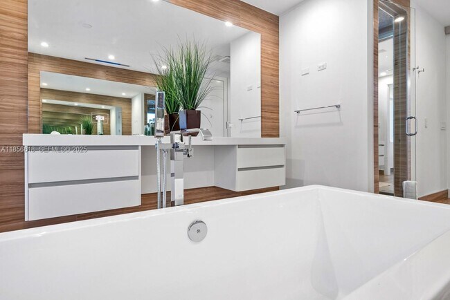 Building Photo - 310 SE 11th Ave