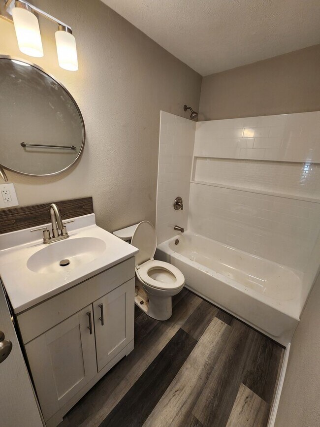 Building Photo - Spacious 3-Bedroom, 1-Bathroom Home AVAILA...