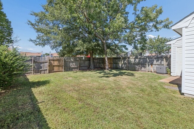 Building Photo - 3908 Buchanan Dr