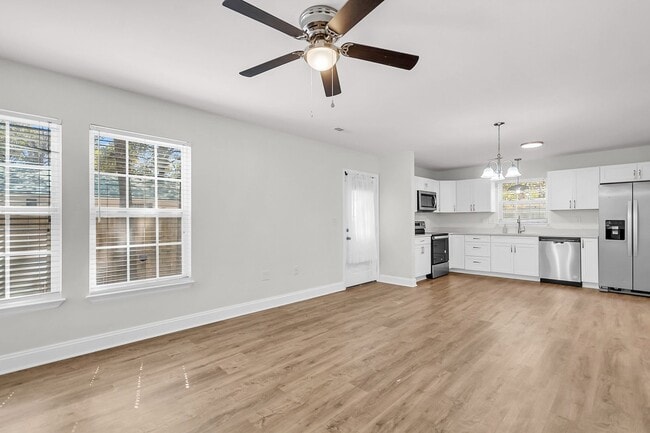 Building Photo - Beautiful 3/2 located in Central Mount Pleasant!