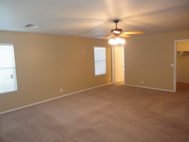 Building Photo - 1425 N Thunderbird Ave