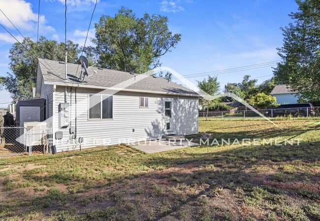 Building Photo - Prime Location - 2 bd, 2 bath, washer/drye...