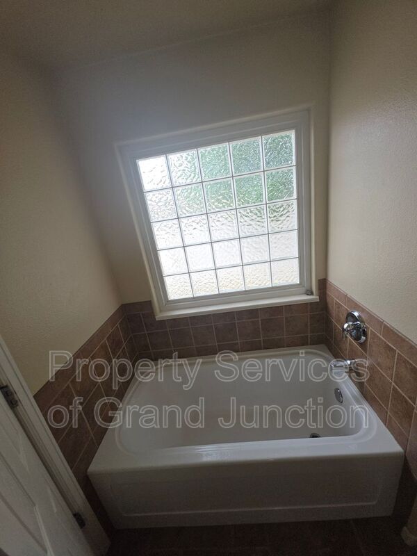 Building Photo - 3018 Oakwood Dr