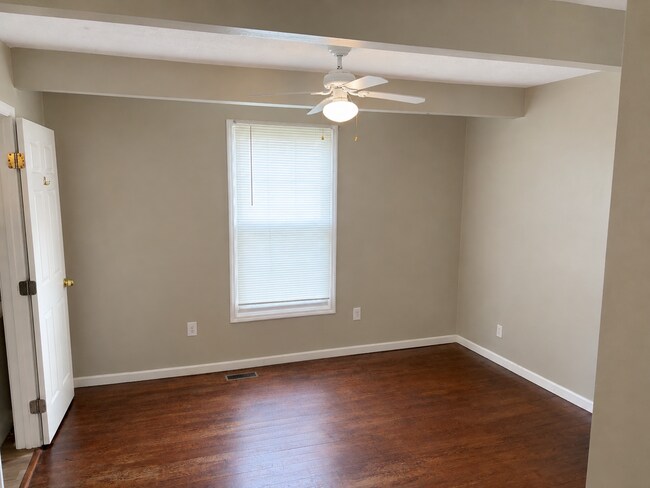 Building Photo - 640 Golfview Dr