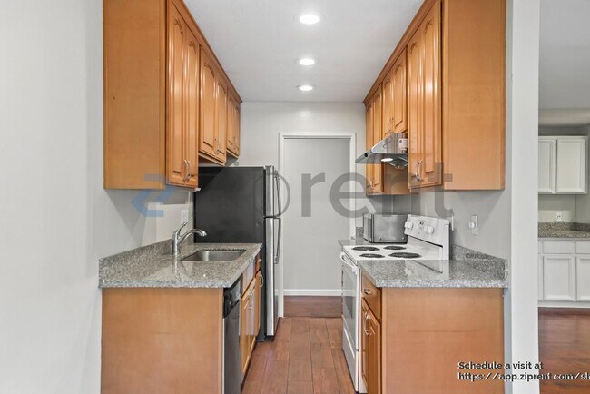 Building Photo - 280 Easy St