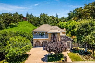 Building Photo - 1301 Sugarloaf Dr