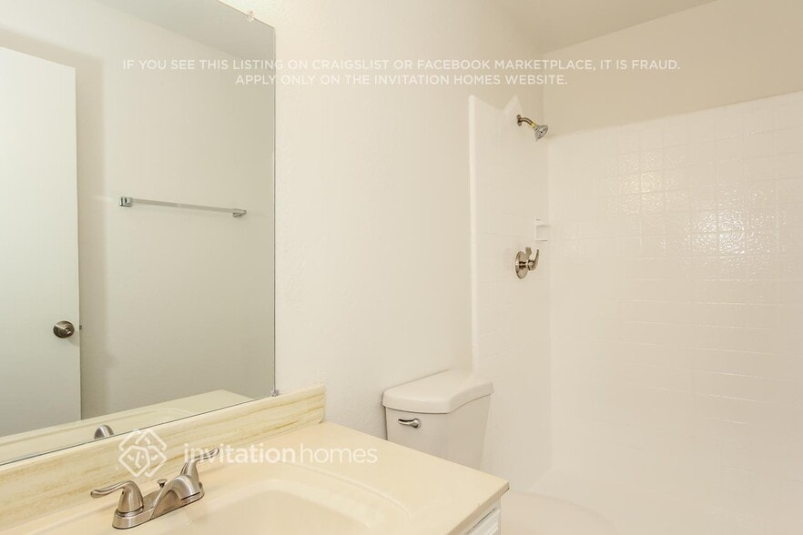 Building Photo - 4507 W Gardenia Ave