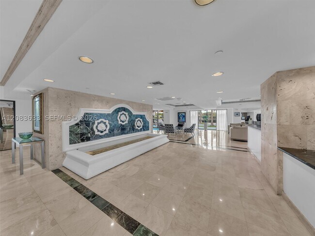 Building Photo - 2625 Collins Ave