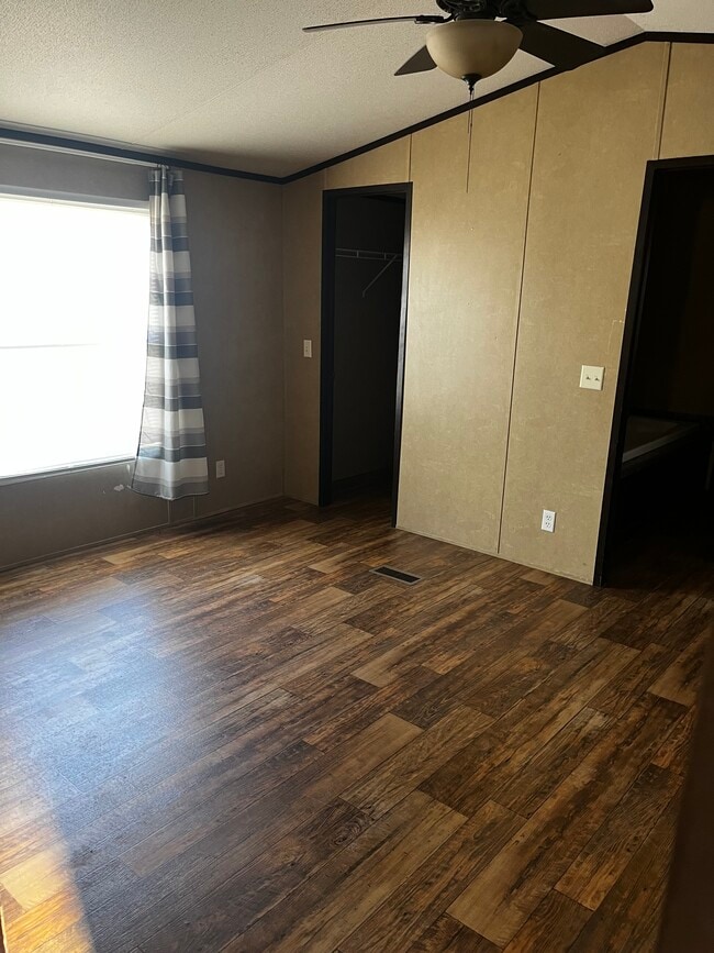 Building Photo - 513 N Avenue F