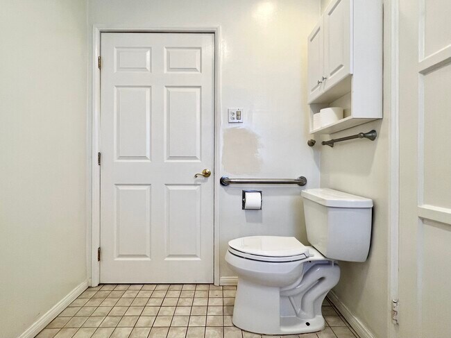 Building Photo - 525 W 28th St