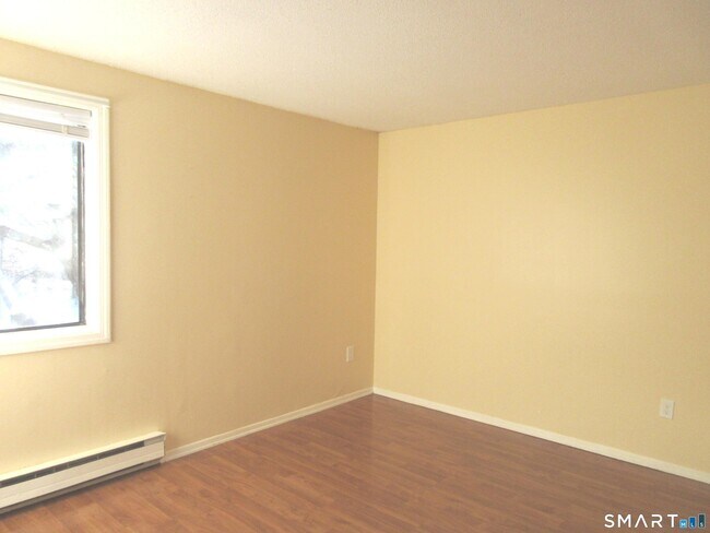 Building Photo - 7 Padanaram Rd