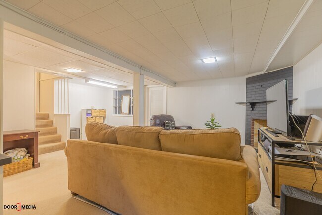 Building Photo - Short Term Furnished Rental -3 Bedroom Spl...