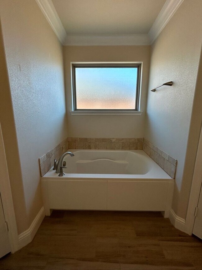 Building Photo - 9312 Sagebrush Ave