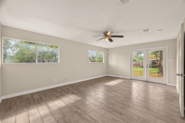 Building Photo - 3214 Longwood Dr