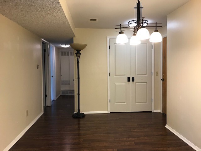 Building Photo - Two Bedroom Condo For Rent In Louisville