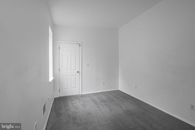 Building Photo - 609 W 9th St