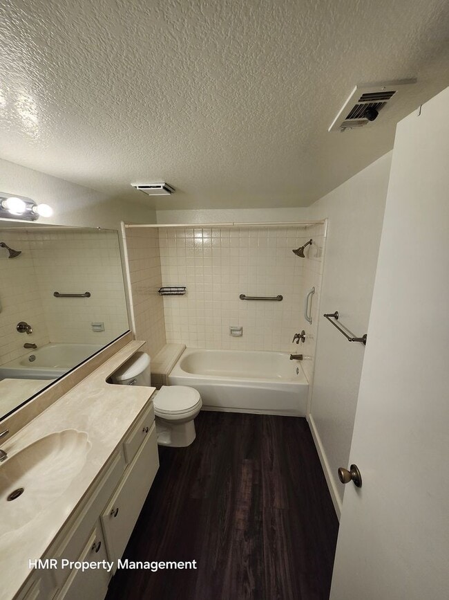 Building Photo - Beautiful 3-Bed, 3-Bath Condo in Prime Cla...