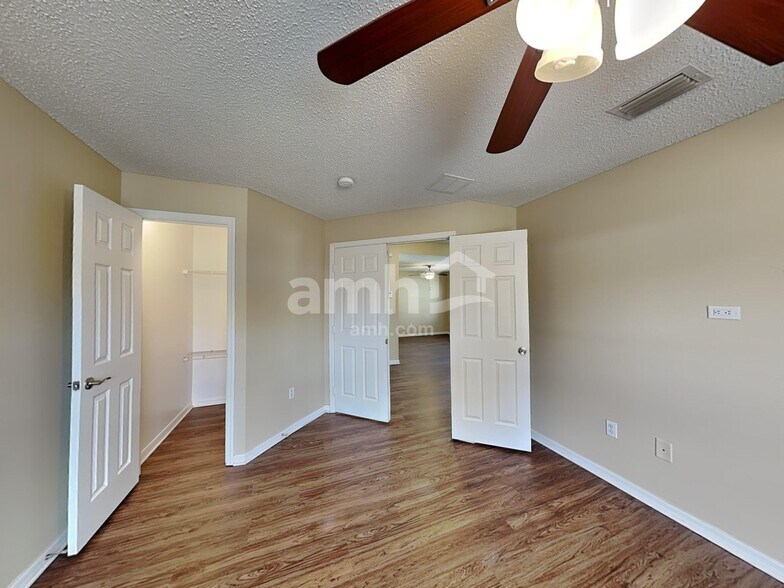 Building Photo - 1147 SE Preston Ln