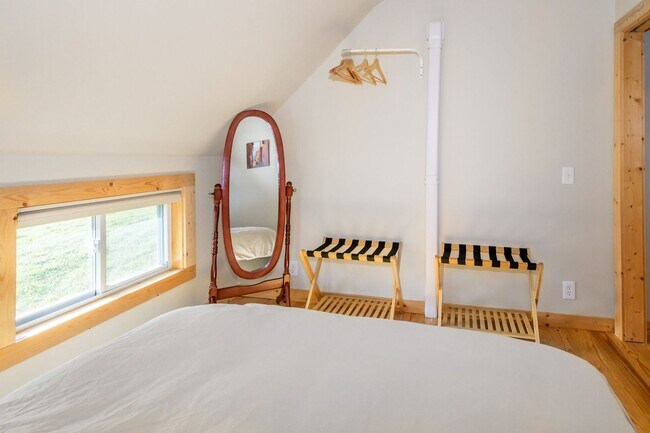 Building Photo - Barn-Style Modern Farmhouse with Mountain Views in Candler — 30 Minutes to Downtown Asheville