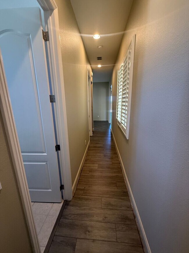 Building Photo - 955 Romneya Ln