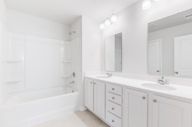 Building Photo - Move-In Ready Home with Luxury Finishes & Prime Location!