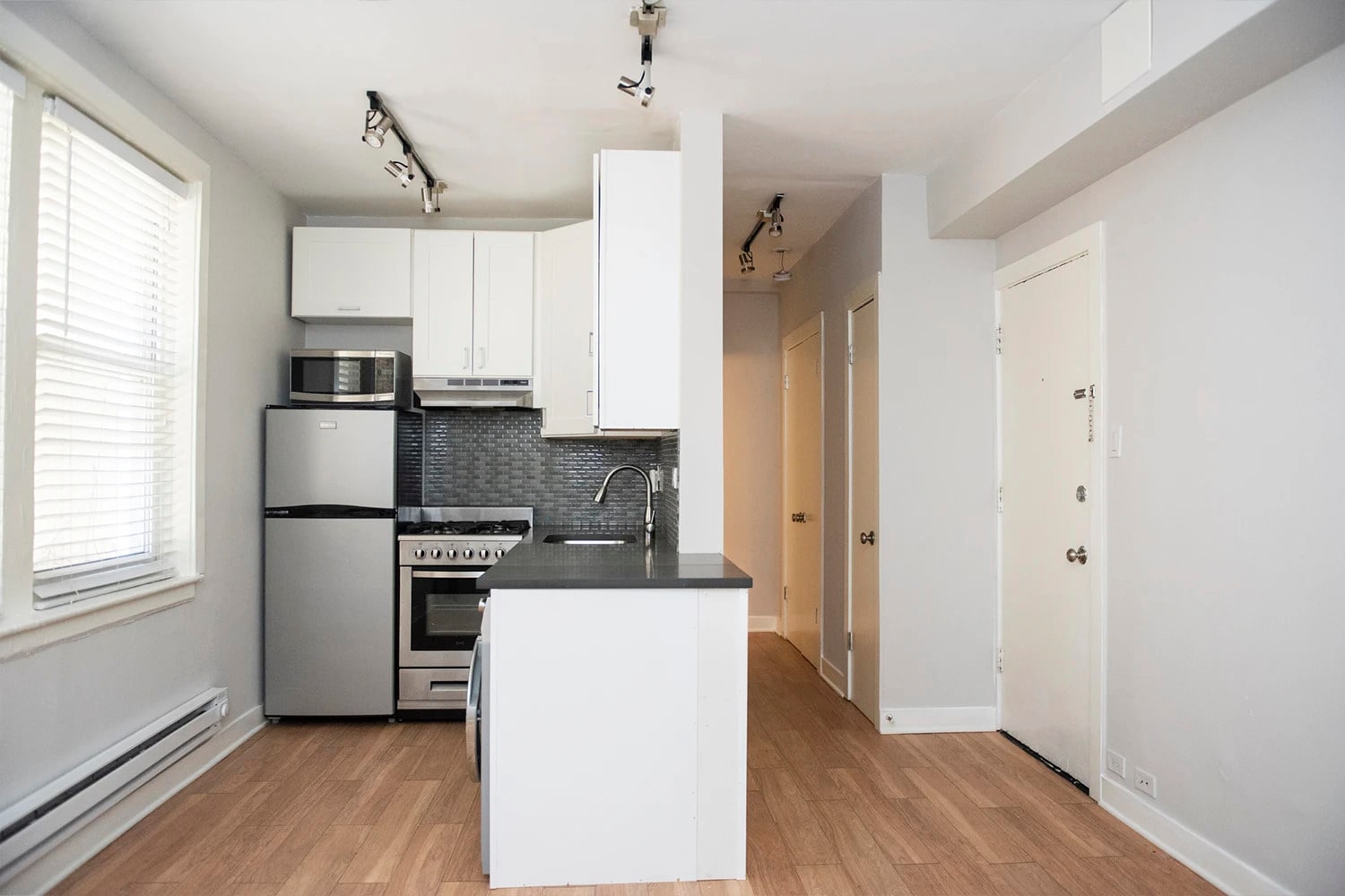 Building Photo - 517 W Belmont Ave