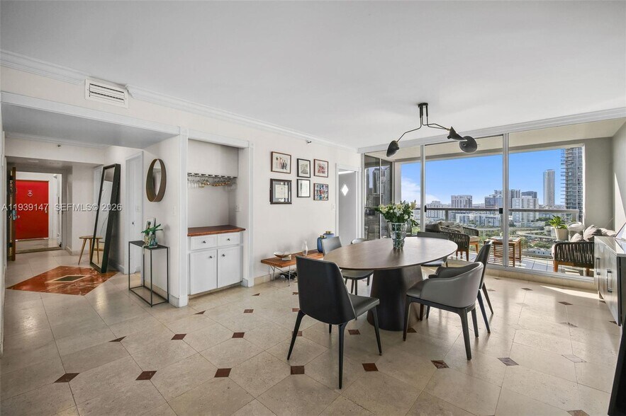 Building Photo - 1541 Brickell Ave