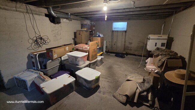 Building Photo - 2 bedroom - Duplex for RENT  Move in Nov 1st