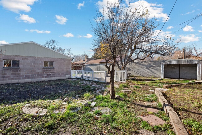 Building Photo - 840 W Montague Ave