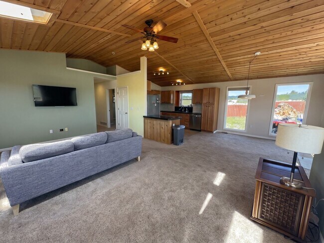 Building Photo - Foxtail Pines! 5 acres! Open floor plan!