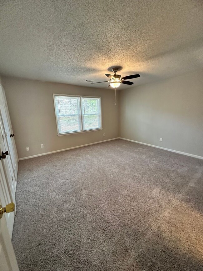 Building Photo - Freshly renovated 2BR 2.5BA Townhome