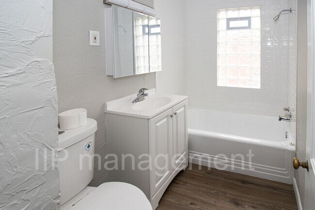 Building Photo - University Heights 4bed gorgeous 2nd Floor...