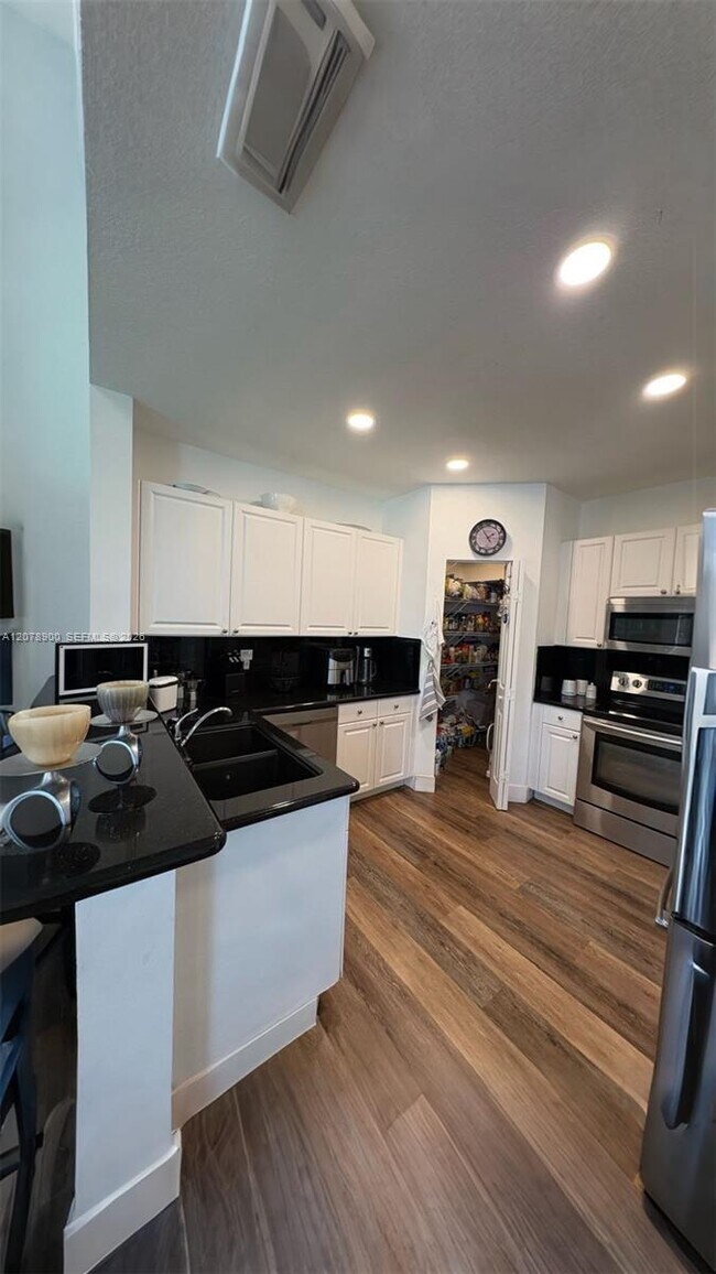 Building Photo - 6691 NW 107 Ct