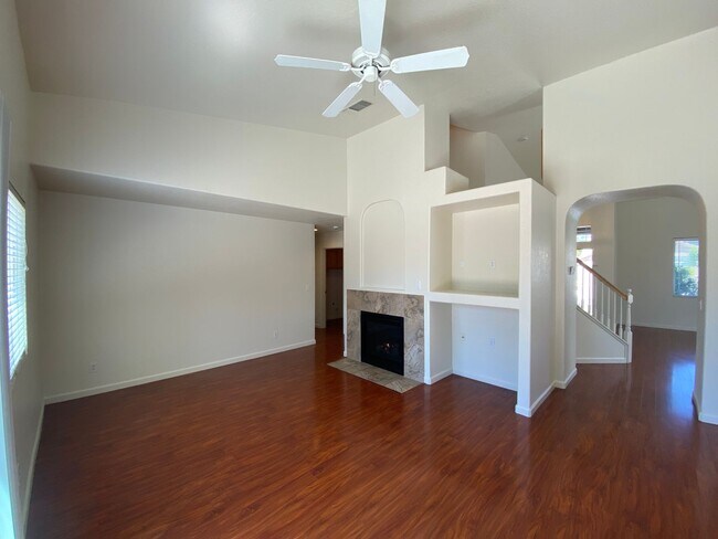 Building Photo - Spacious & Nice!