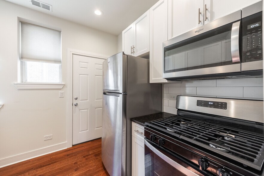 Building Photo - 1159 W Lunt Ave