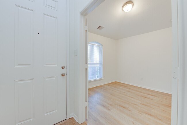 Building Photo - 2410 Lakecrest Town Dr