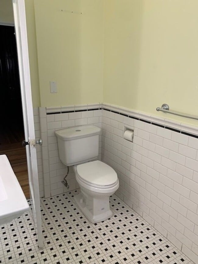 Building Photo - Adorable Three Bedroom, One-story Home in ...