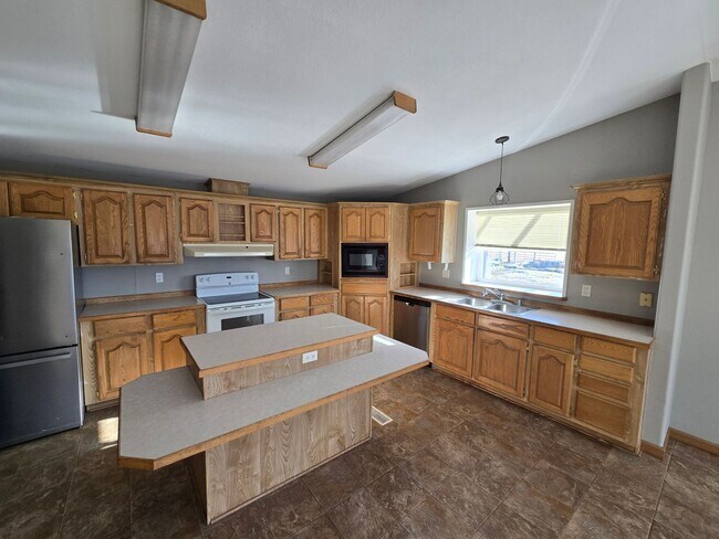 Building Photo - Beautiful Country Home, Powell Butte