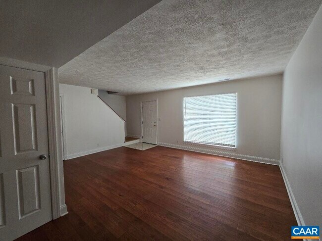 Building Photo - 117 Longwood Dr