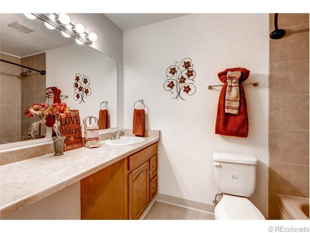 full bath room in upstairs - 7091 Beech Street