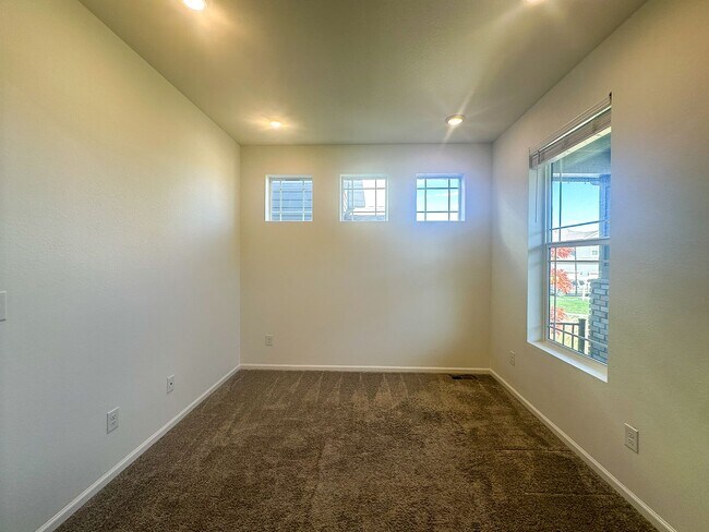 Building Photo - East Facing 3bd 2.5ba paired home in Sende...