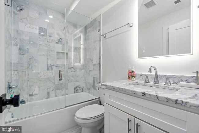 Building Photo - 1110 6th St NW