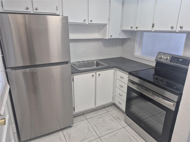 Building Photo - 2980 Point E Dr