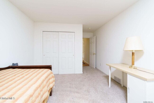 Building Photo - 7 Clearwater Ct