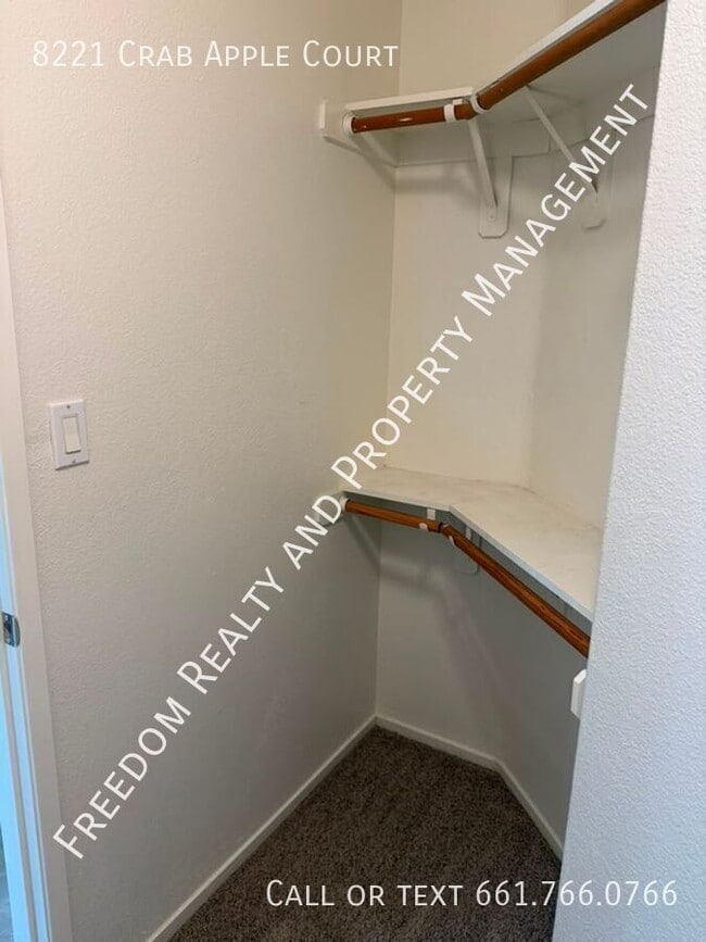 Building Photo - 8221 Crab Apple Ct