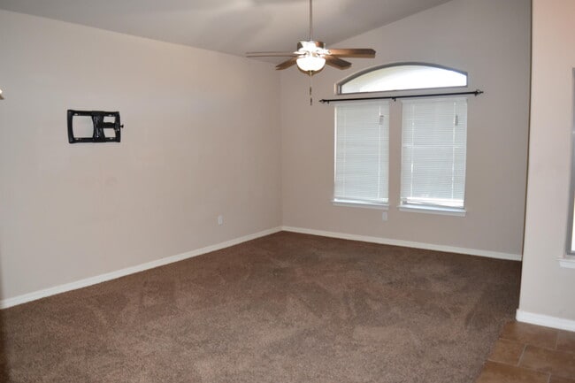 Building Photo - 14350 N Cave Dr