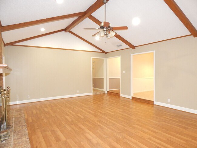 Building Photo - South Tyler, Beautiful 3 Bedroom, 2 Bath Home with RV Parking!