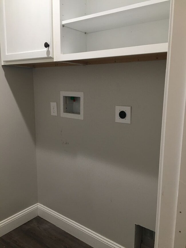 Building Photo - Three Bedroom Two Bath Home in the up and Coming Town of Hurricane