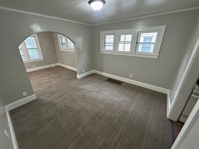 Building Photo - Cozy and freshly Updated North Toledo Home Near I-75 & Downtown