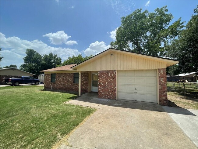 Building Photo - 204 Cedar Ln